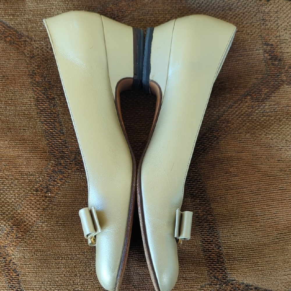 Salvatore Ferragamo Light Cream Leather Bow Pumps with Gold Plaque - Picture 6 of 11